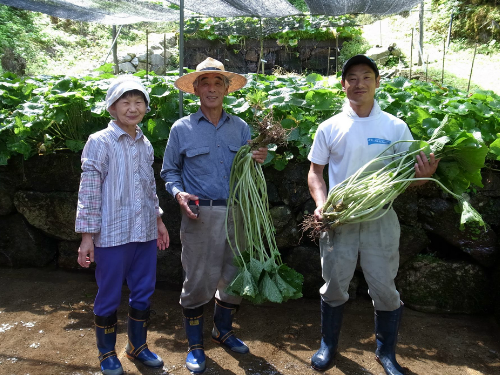 わさび田を背景に大庭さん一家